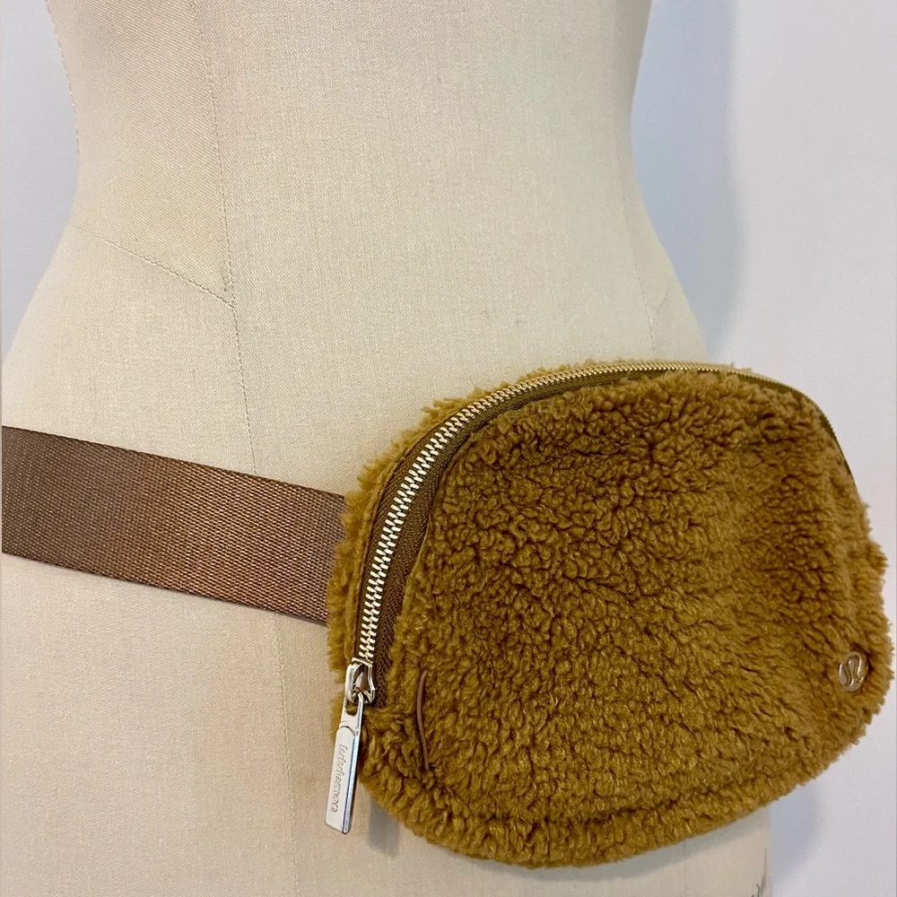Lululemon everywhere fleece bag